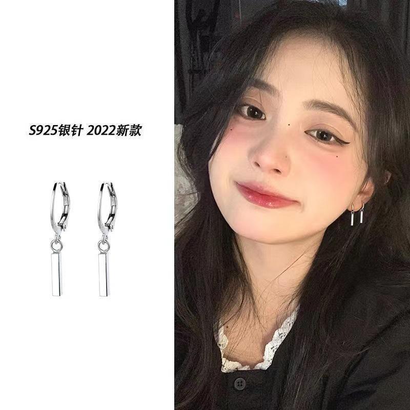 One-word long earrings women s cool style Spice Girls new trendy stud earrings niche gentle earrings simple
One-word long earrings women s cool style Spice Girls new trendy stud earrings niche gentle earrings simple