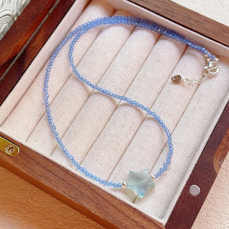 Natural aquamarine engraving, horned star collarbone chain necklace.
Natural aquamarine engraving, horned star collarbone chain necklace.
