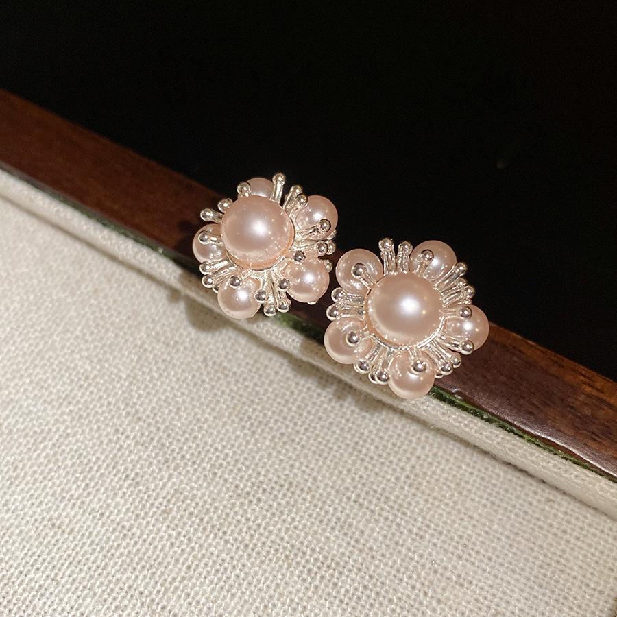 Silver needle inlaid zircon flower round pink pearl stud earrings exquisite temperament niche earrings light luxury high-end earrings
Silver needle inlaid zircon flower round pink pearl stud earrings exquisite temperament niche earrings light luxury high-end earrings