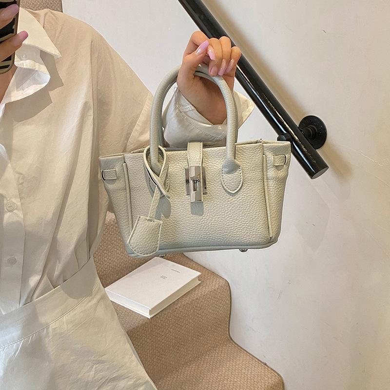 Spring and summer new versatile fashion single shoulder oblique span bag casual advanced texture niche bucket handbag чёрный
Spring and summer new versatile fashion single shoulder oblique span bag casual advanced texture niche bucket handbag чёрный