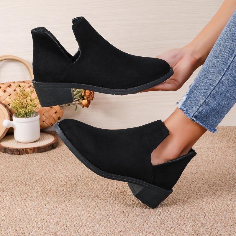 Large size suede short boots women s four-season solid color thick heel pointed retro versatile women s short boots 43
Large size suede short boots women s four-season solid color thick heel pointed retro versatile women s short boots 43