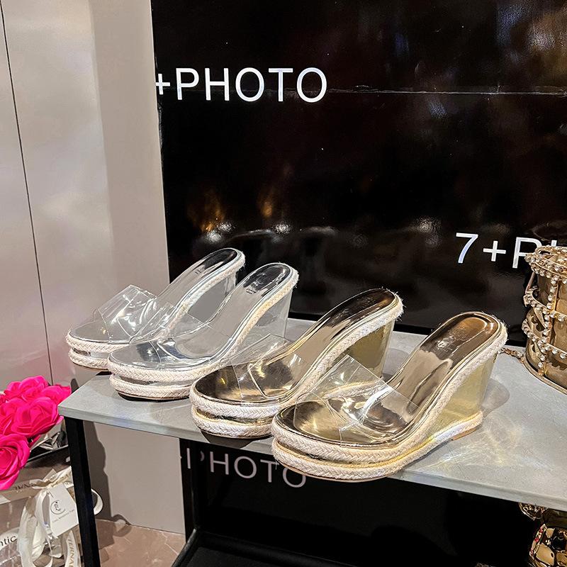 Slope heel cool slippers women s summer wear sponge cake hemp rope thick sole transparent fish mouth shoes waterproof table high heels 34 золотий
Slope heel cool slippers women s summer wear sponge cake hemp rope thick sole transparent fish mouth shoes waterproof table high heels 34 золотий