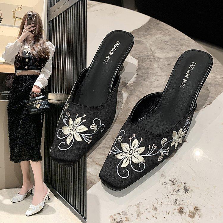 2024 new European and American fashion embroidered thin heel cool slippers small square head suede thin heel temperament half drag women s shoes 35 чёрный
2024 new European and American fashion embroidered thin heel cool slippers small square head suede thin heel temperament half drag women s shoes 35 чёрный