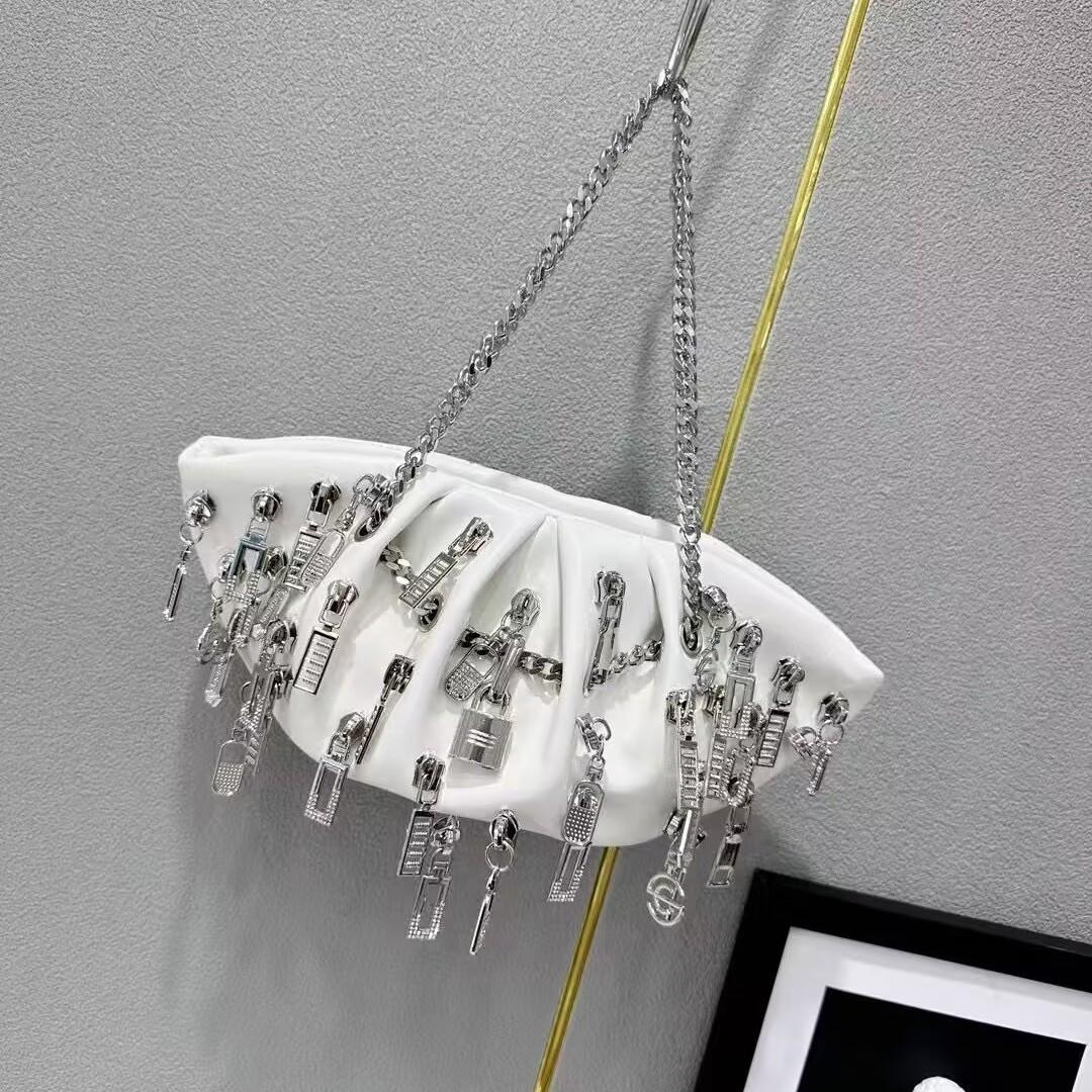 New Women s Bag Chain Design Shoulder Bag Cloud Bag Women s Bag Dinner Bag Personalized Women s Handbag Bag білий
New Women s Bag Chain Design Shoulder Bag Cloud Bag Women s Bag Dinner Bag Personalized Women s Handbag Bag білий