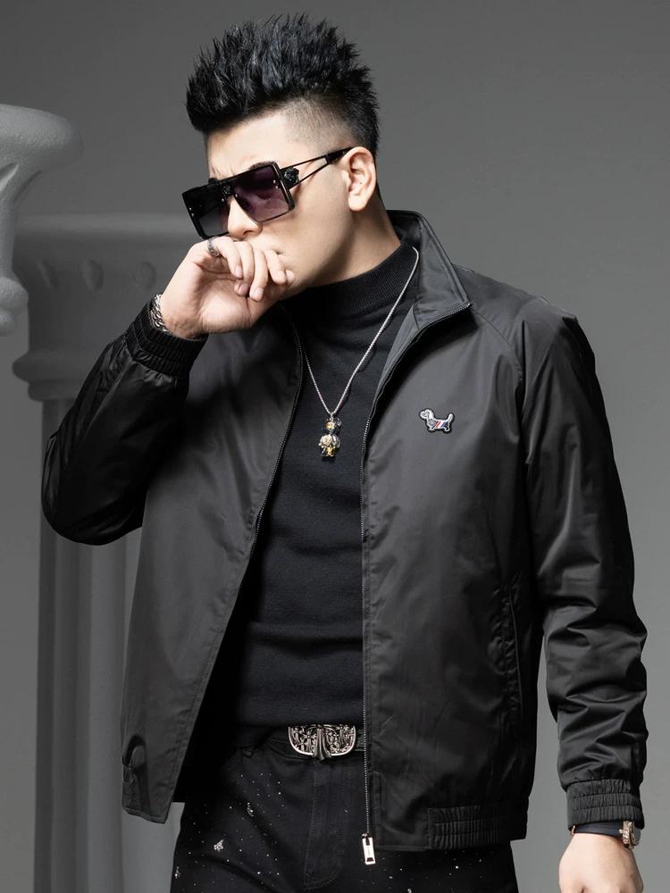 Ozhouzhan Stand Collar Business Casual Jacket Men 2025 Autumn New Fashion Brand Badge Loose Jacket Men Outerwear 2XL чёрный
Ozhouzhan Stand Collar Business Casual Jacket Men 2025 Autumn New Fashion Brand Badge Loose Jacket Men Outerwear 2XL чёрный