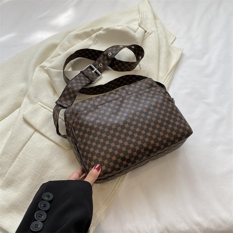 Chic Pu Leather Square Bag With Unique Design Ideal For Everyday Use In Fashionable Colors Brown
Chic Pu Leather Square Bag With Unique Design Ideal For Everyday Use In Fashionable Colors Brown