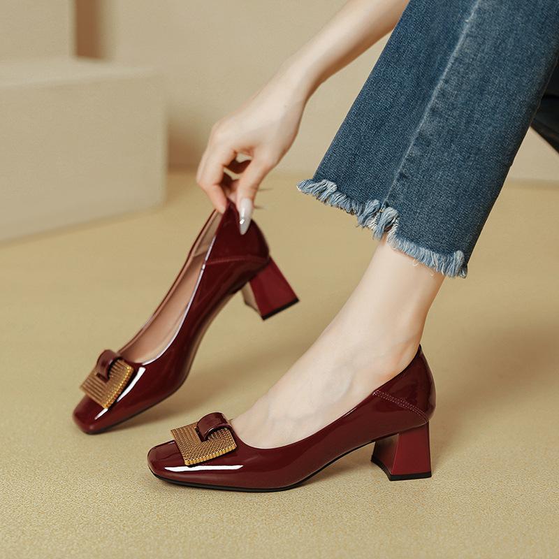 Thick-heeled high-heeled shoes are not tired of feet, new red wedding shoes, mid-heeled spring and autumn women s shoes, patent leather square 40 хакі
Thick-heeled high-heeled shoes are not tired of feet, new red wedding shoes, mid-heeled spring and autumn women s shoes, patent leather square 40 хакі