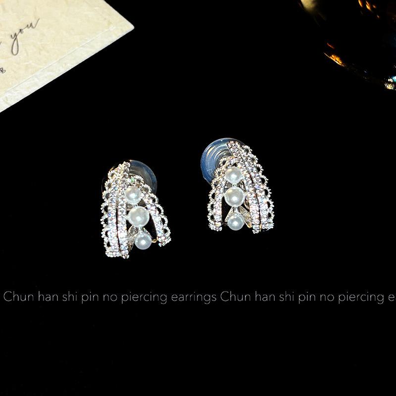 Lace lace pearl earrings, earclips, light luxury, high-end fashion, versatile ear buckles, simple temperament, fashionable silver earrings.
Lace lace pearl earrings, earclips, light luxury, high-end fashion, versatile ear buckles, simple temperament, fashionable silver earrings.