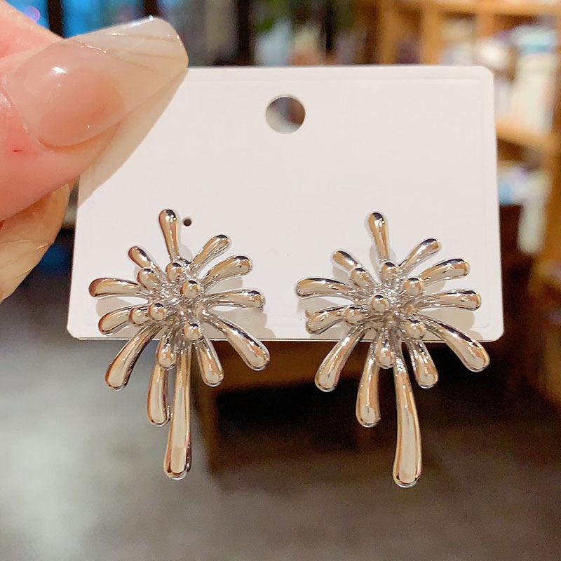 Металлические серьги-фейерверки, модные нишевые серьги-гвоздики, индивидуальные серьги с темпераментом холодного ветра, женские
Металлические серьги-фейерверки, модные нишевые серьги-гвоздики, индивидуальные серьги с темпераментом холодного ветра, женские