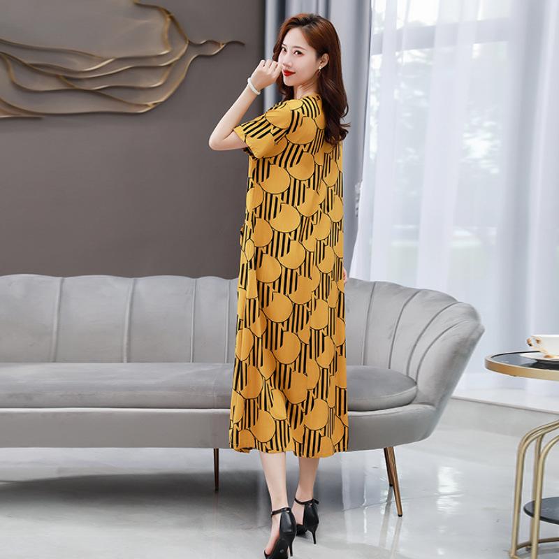Elegant Summer 2023 Cotton & Silk Mid-Length Dress for Middle-Aged and Elderly Women - Slimming, Round Neck Design 4XL
Elegant Summer 2023 Cotton & Silk Mid-Length Dress for Middle-Aged and Elderly Women - Slimming, Round Neck Design 4XL