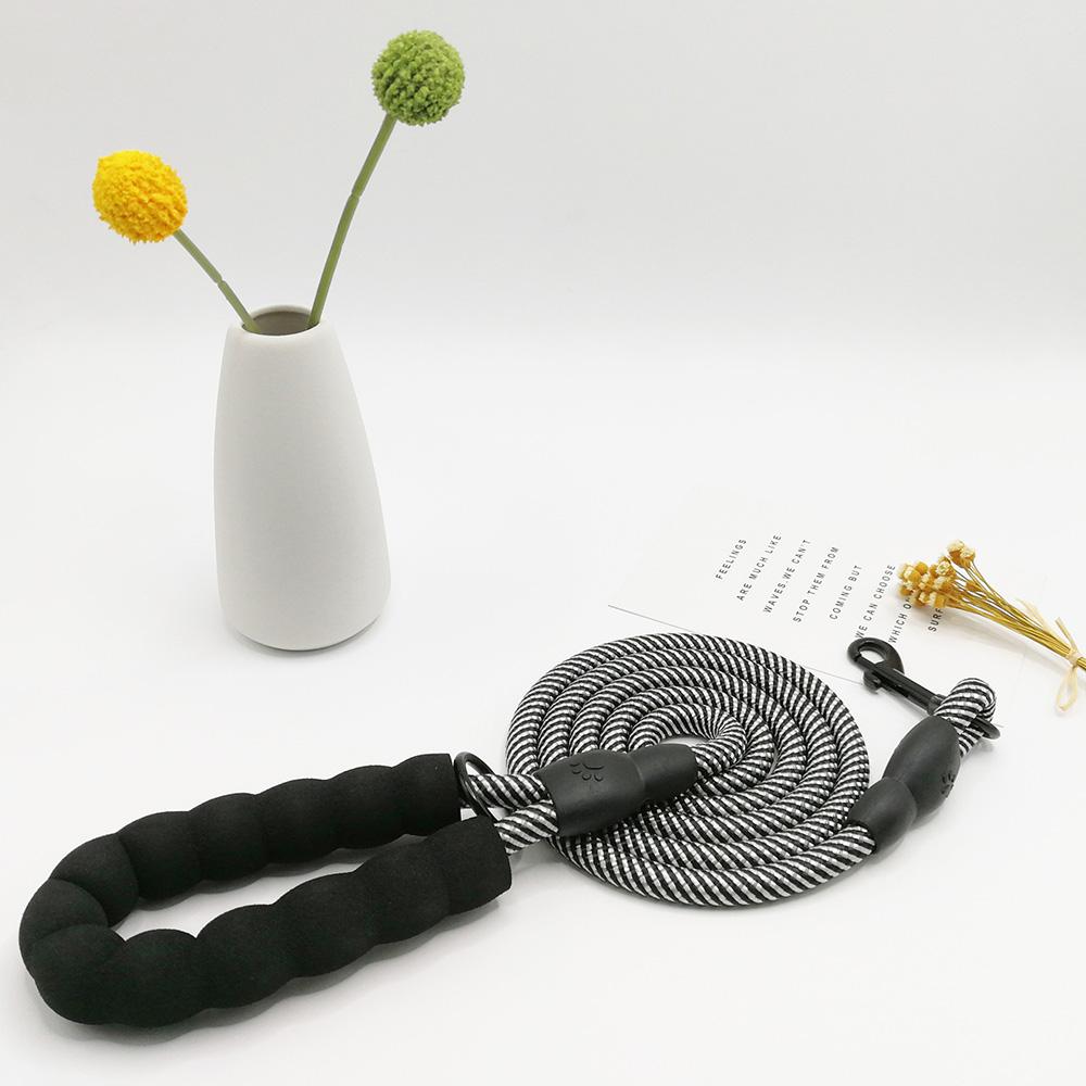 Поводок для собаки с защитой от рывков: Не натирающая ручка-петля, собачья цепь для маленьких, средних и больших собак, прочный поводок для выгула питомца, чёрный
Поводок для собаки с защитой от рывков: Не натирающая ручка-петля, собачья цепь для маленьких, средних и больших собак, прочный поводок для выгула питомца, чёрный