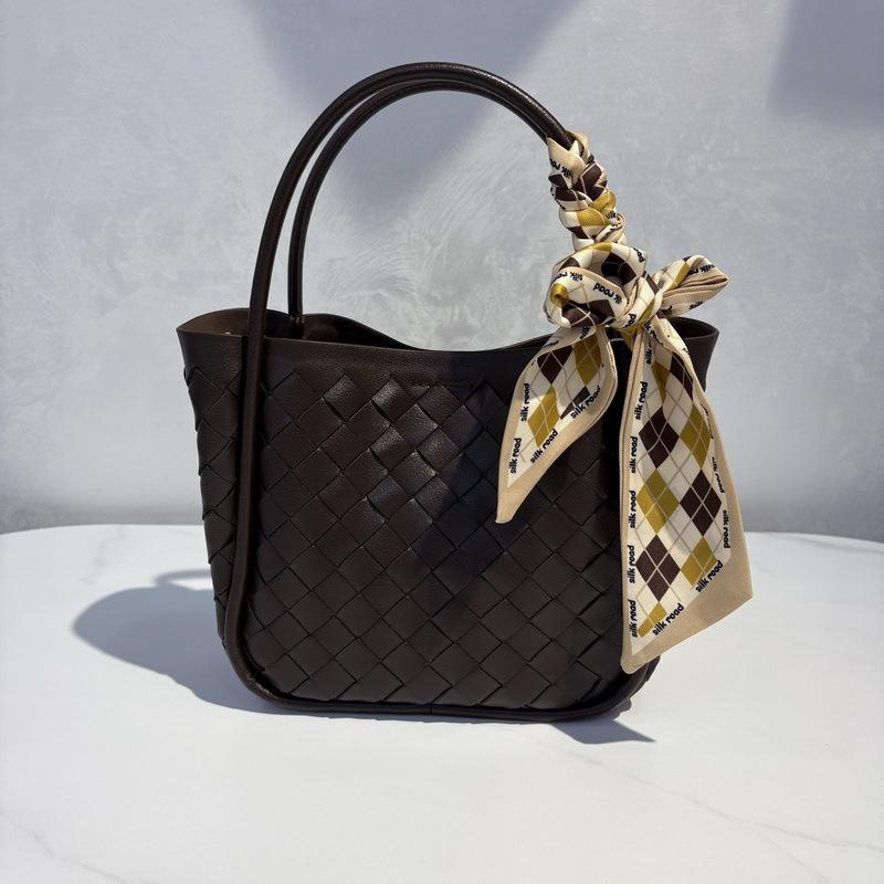 25 Genuine Leather Women s Bag Popular Hand-knitted Handbag Vegetable Basket Single-shoulder Cross-slung Mother-and-child 20x18x9cm коричневый
25 Genuine Leather Women s Bag Popular Hand-knitted Handbag Vegetable Basket Single-shoulder Cross-slung Mother-and-child 20x18x9cm коричневый