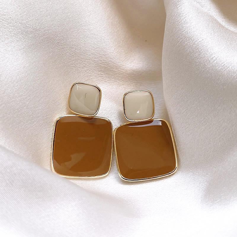 Maillard oil drop square earrings retro Hong Kong style design stud earrings fashionable simple atmospheric earrings
Maillard oil drop square earrings retro Hong Kong style design stud earrings fashionable simple atmospheric earrings
