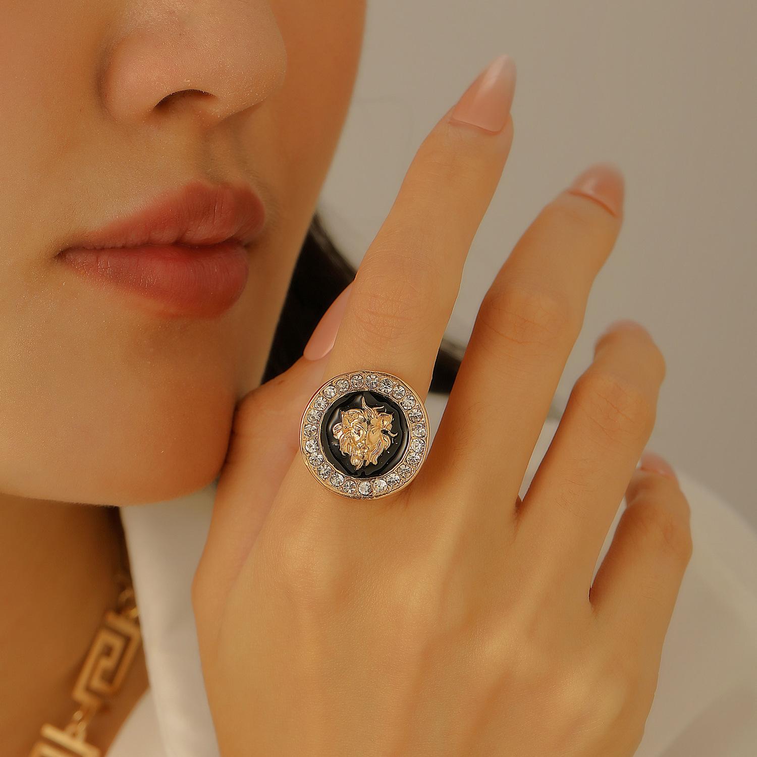 Золотой ювелирный набор для женщин, ожерелья, браслет и серьги с подвеской в виде льва из кубического циркония, роскошный металлический стиль, подарок
Золотой ювелирный набор для женщин, ожерелья, браслет и серьги с подвеской в виде льва из кубического циркония, роскошный металлический стиль, подарок