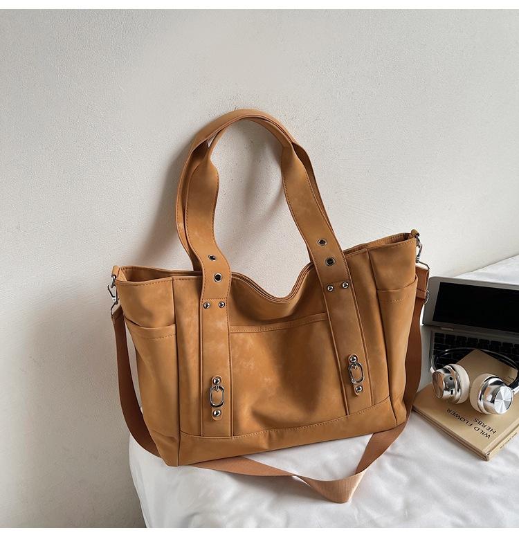 High-end niche retro bag women s 2025 new casual large-capacity commuter shoulder bag fashionable armpit bag
High-end niche retro bag women s 2025 new casual large-capacity commuter shoulder bag fashionable armpit bag