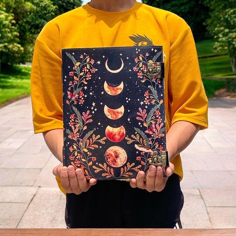 (пакет из 6) Кельтский Волк Журнал Гримуар Антикварная Бумага с Рваными Краями - Книга Теней Кожаный Переплет Большой Формат Блокнот для Записей 13 x 10 in - 6 DESIGN
(пакет из 6) Кельтский Волк Журнал Гримуар Антикварная Бумага с Рваными Краями - Книга Теней Кожаный Переплет Большой Формат Блокнот для Записей 13 x 10 in - 6 DESIGN