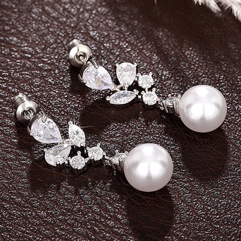 Huitan Aesthetic Elegant Imitation Pearl Women Drop Earrings Wedding Engagement Trendy Accessories with Shiny CZ Party Zircon
Huitan Aesthetic Elegant Imitation Pearl Women Drop Earrings Wedding Engagement Trendy Accessories with Shiny CZ Party Zircon