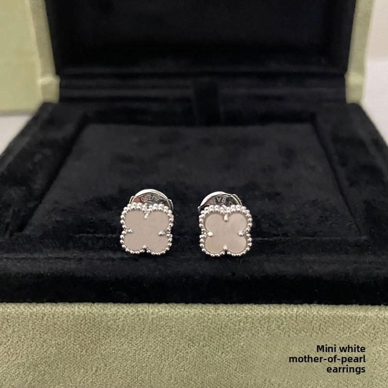 Серьги-клевер с четырьмя лепестками из розового золота с сердоликом, версия премиум, для женщин. Серьги с изысканным белым перламутром, создающие ощущение высокого класса.
Серьги-клевер с четырьмя лепестками из розового золота с сердоликом, версия премиум, для женщин. Серьги с изысканным белым перламутром, создающие ощущение высокого класса.