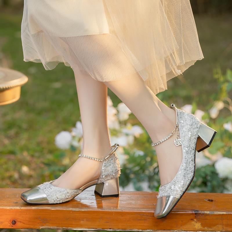 Xiaoxiangfeng sequined ankle diamond chain small flower buckle square head thick heel single shoes women s middle heel sandals summer 39 срібний
Xiaoxiangfeng sequined ankle diamond chain small flower buckle square head thick heel single shoes women s middle heel sandals summer 39 срібний