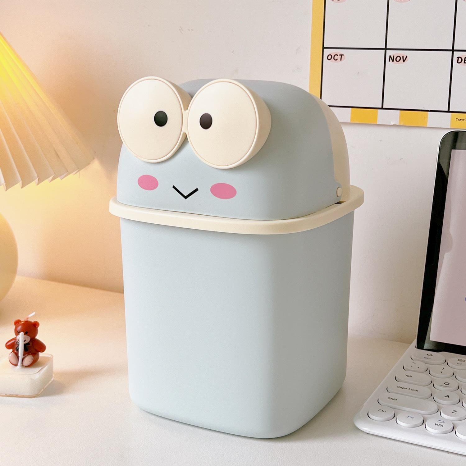 Cute Frog Flip-Top Desktop Trash Can with Lid, Student Dormitory Pen Holder & Storage Box.
Cute Frog Flip-Top Desktop Trash Can with Lid, Student Dormitory Pen Holder & Storage Box.