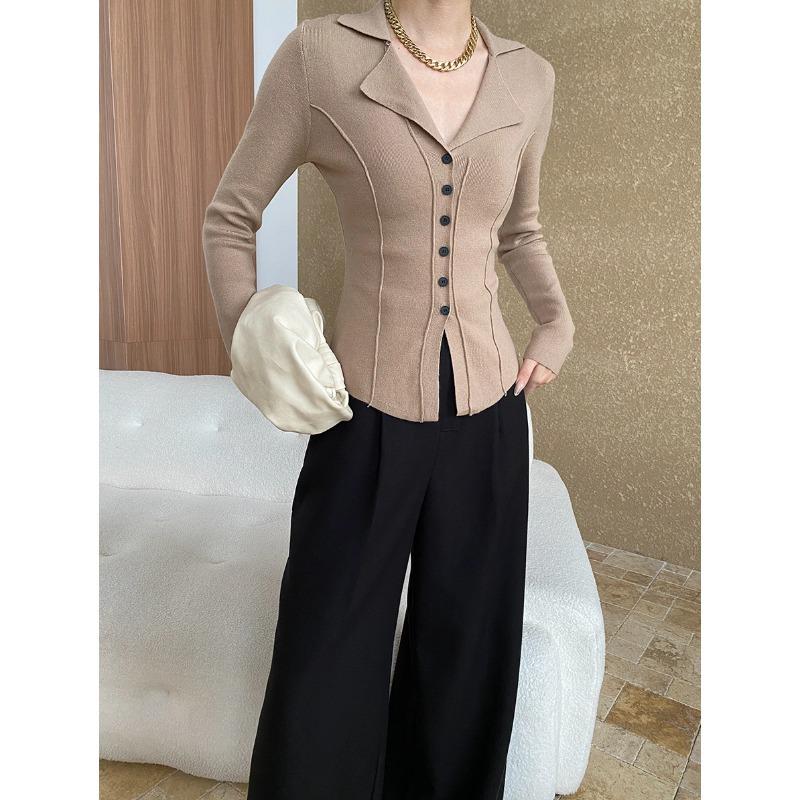 Приталенный вязаный кардиган Sinan с вертикальной строчкой «елочка», V-образным вырезом и небольшим лацканом SN6629 One Size
Приталенный вязаный кардиган Sinan с вертикальной строчкой «елочка», V-образным вырезом и небольшим лацканом SN6629 One Size