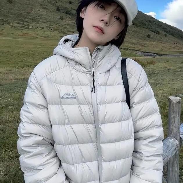 Women s Winter Ribbed Hooded Down Jacket - White Duck Down, Lightweight, Thickened, Loose Fit, Petite, 2024. L 135—170 jin світло-сірий колір
Women s Winter Ribbed Hooded Down Jacket - White Duck Down, Lightweight, Thickened, Loose Fit, Petite, 2024. L 135—170 jin світло-сірий колір
