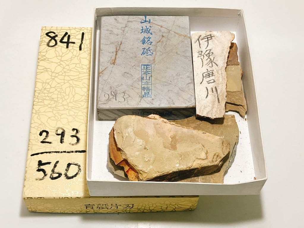 Натуральный с Озу в Иё Камень Тонотори портативный и подходит для улицы Особенности включают от Укё Также включает финишные камни Сёхондзан с
Натуральный с Озу в Иё Камень Тонотори портативный и подходит для улицы Особенности включают от Укё Также включает финишные камни Сёхондзан с