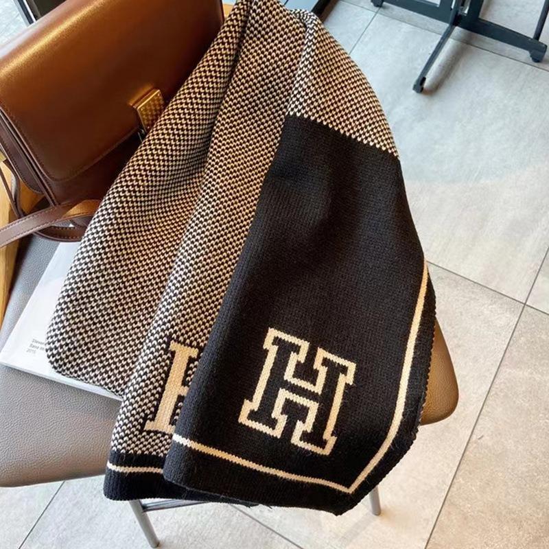 Шарф двусторонний, крупная буква, сочетание цветов, черный, утолщенный, теплый, вязаный шерстяной шарф для осени и зимы, модный и универсальный
Шарф двусторонний, крупная буква, сочетание цветов, черный, утолщенный, теплый, вязаный шерстяной шарф для осени и зимы, модный и универсальный