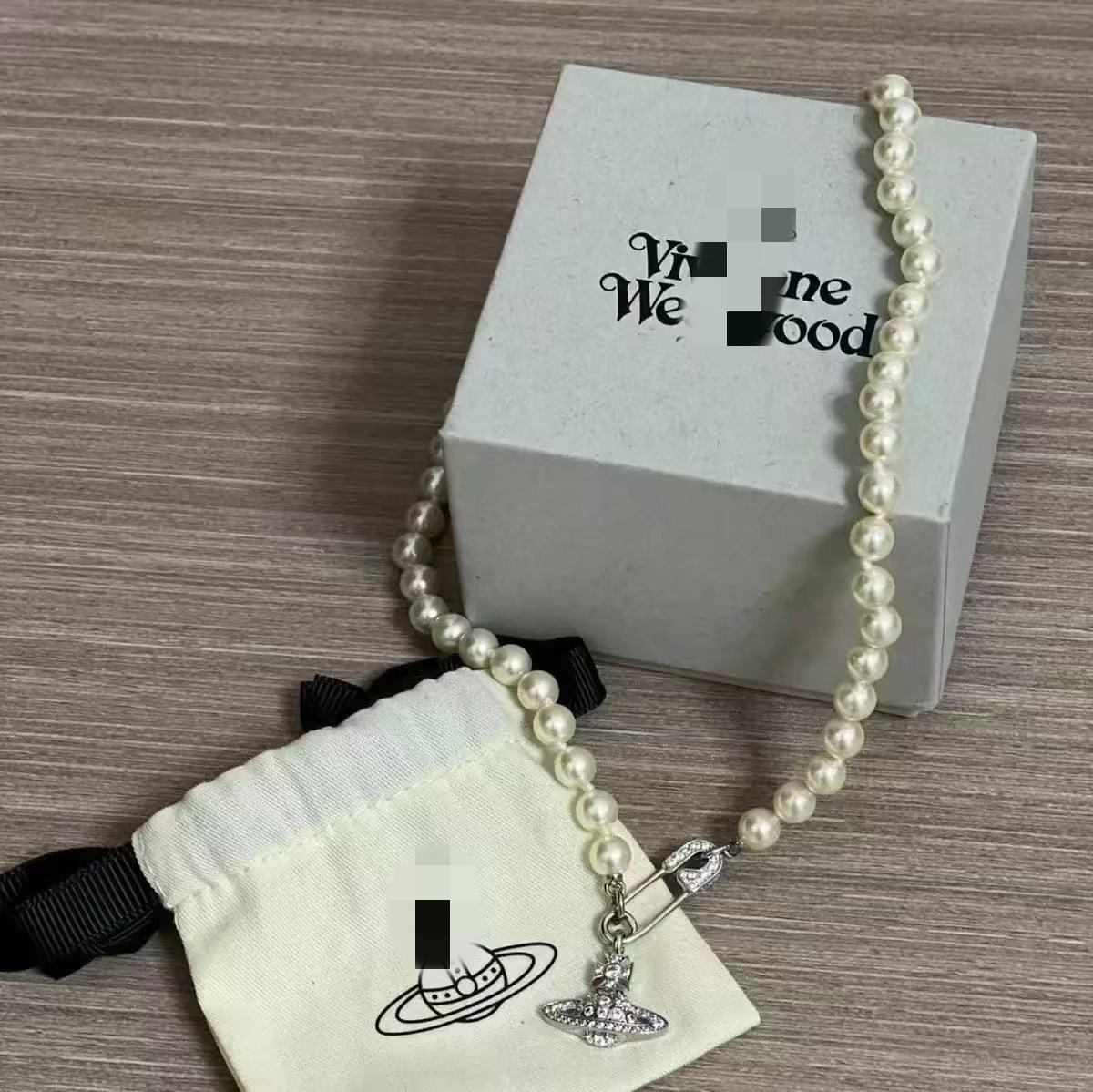 Кольє-чокер Westwood Saturn: Висока версія, середній розмір, жіночі намистини 10 мм, застібка з логотипом. Detail with Complete Three Logos
Кольє-чокер Westwood Saturn: Висока версія, середній розмір, жіночі намистини 10 мм, застібка з логотипом. Detail with Complete Three Logos