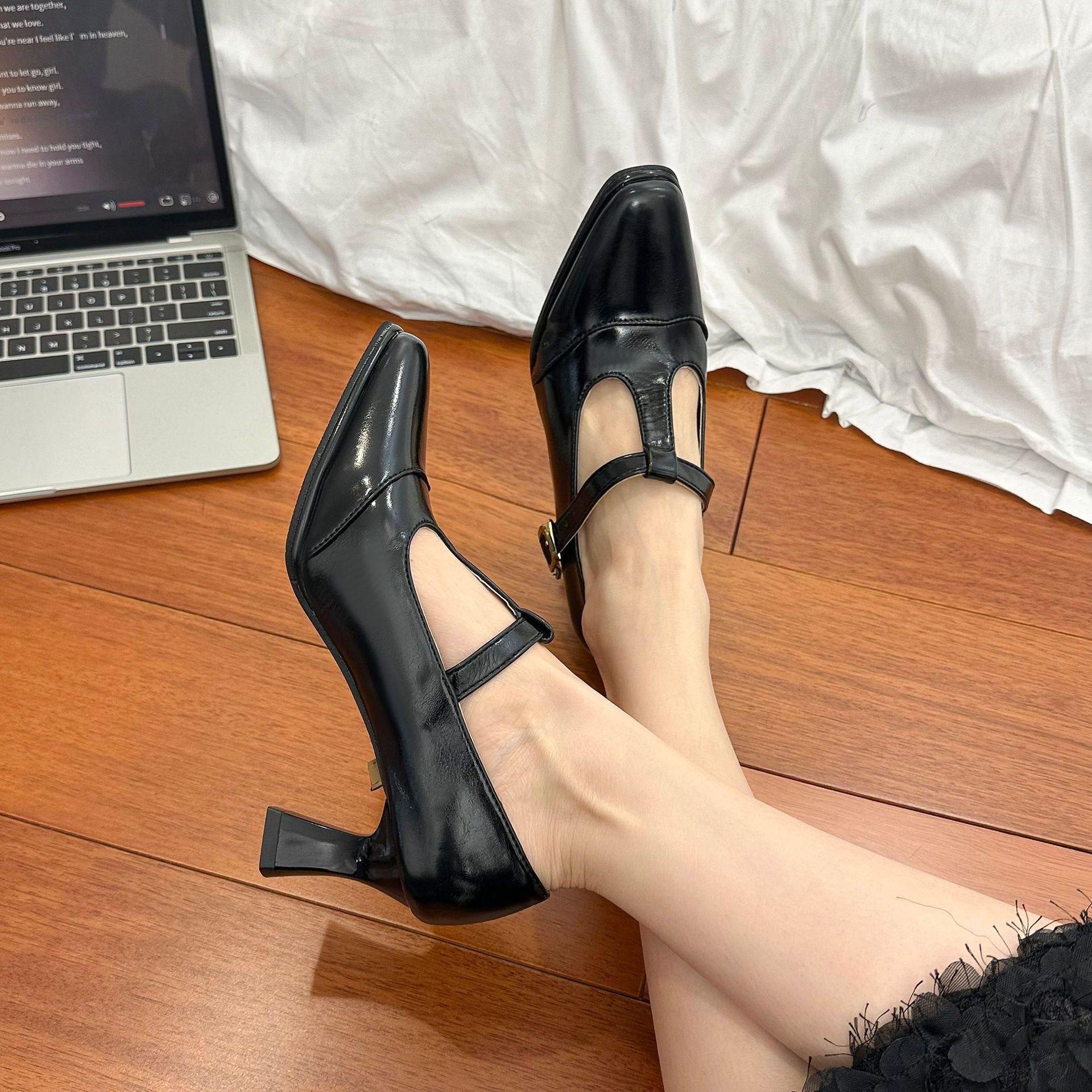 Single shoes pu leather spring and autumn word buckle color matching T square head French retro high heels 2025 new women s shoes Mary Jane shoes 40 чорний
Single shoes pu leather spring and autumn word buckle color matching T square head French retro high heels 2025 new women s shoes Mary Jane shoes 40 чорний