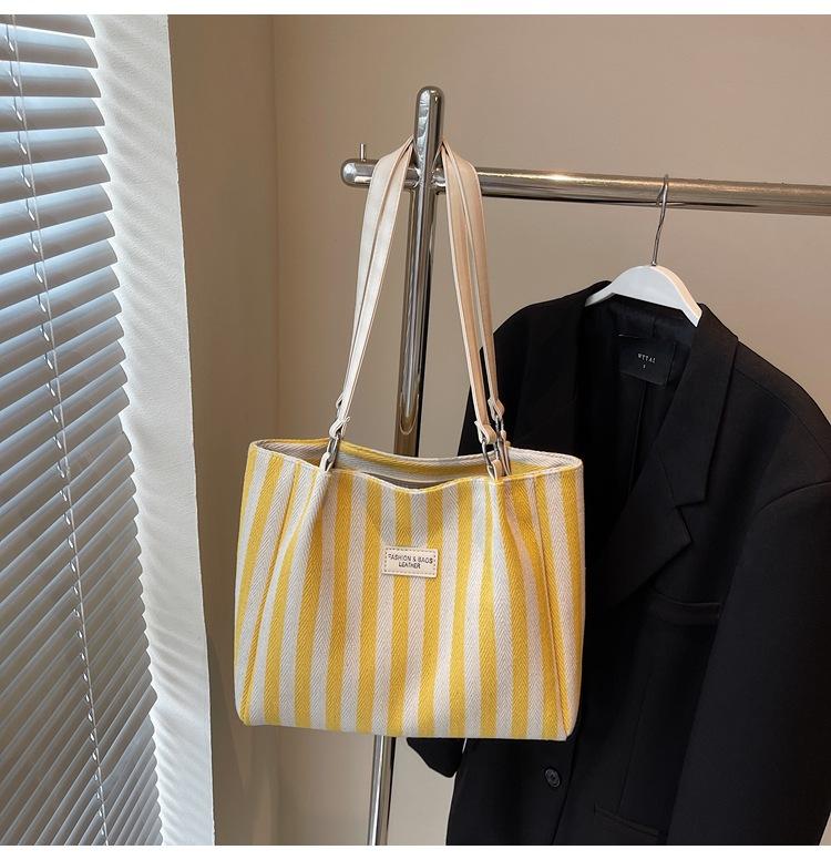 Клетчатая тканевая сумка большая сумка женская 2025 весна новая большая вместимость на плечо повседневная модная корейская версия сумка-тоут
Клетчатая тканевая сумка большая сумка женская 2025 весна новая большая вместимость на плечо повседневная модная корейская версия сумка-тоут