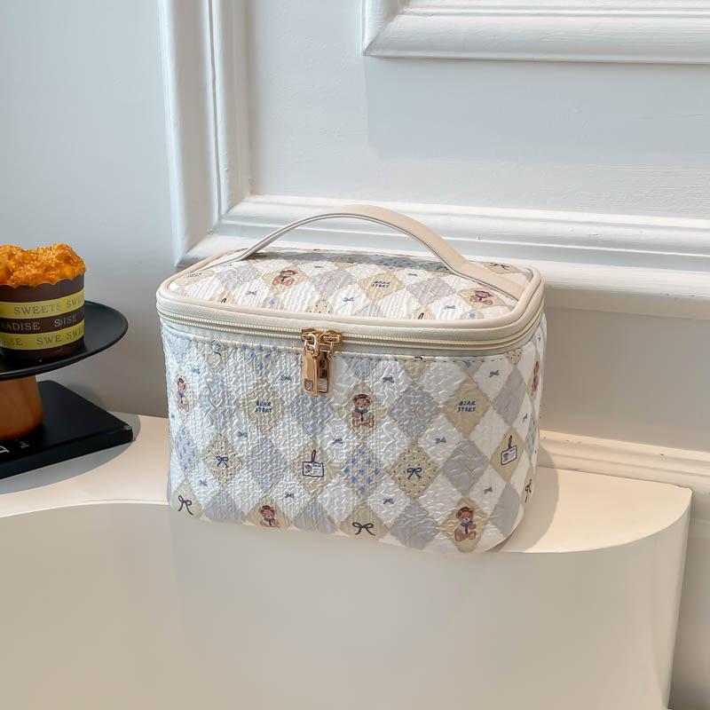 New Women s Cosmetic bag Bear Makeup Bag Cute Storage Bag Student Sweet Style Tote Bag Trousse De Maquillage Travel Toiletry Bag 22x15x14CM бежевий
New Women s Cosmetic bag Bear Makeup Bag Cute Storage Bag Student Sweet Style Tote Bag Trousse De Maquillage Travel Toiletry Bag 22x15x14CM бежевий
