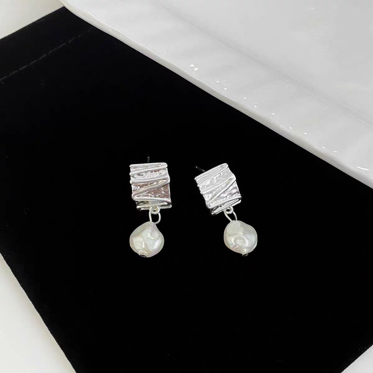 Texture Pearl Earrings Earrings Women S Simple Fashion Personality Temperament S925 Stud Earrings Versatile Elegant Earrings
Texture Pearl Earrings Earrings Women S Simple Fashion Personality Temperament S925 Stud Earrings Versatile Elegant Earrings