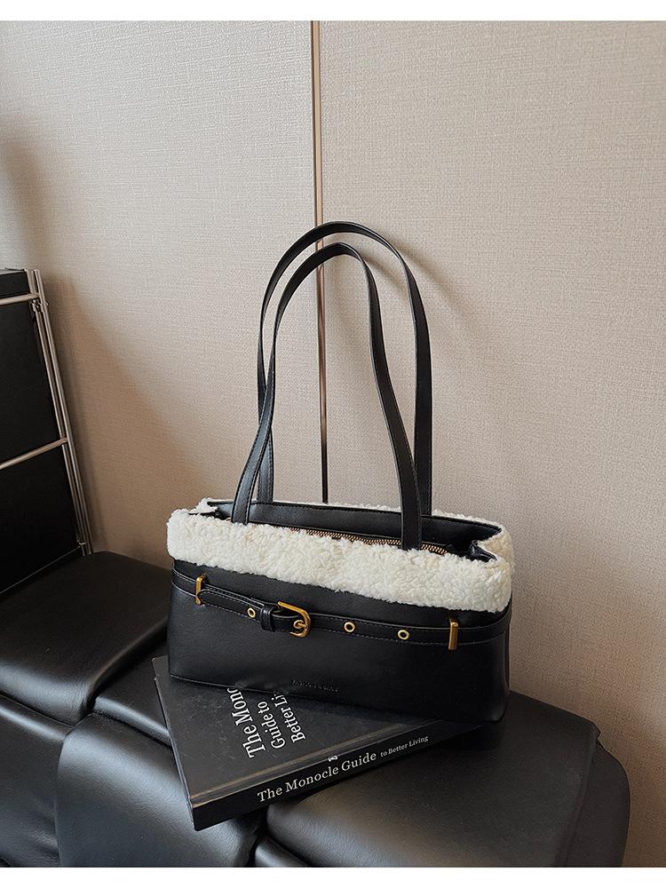 Autumn and winter new high-end plush splicing armpit bag niche design foreign style versatile fashion portable shoulder bag women чорний
Autumn and winter new high-end plush splicing armpit bag niche design foreign style versatile fashion portable shoulder bag women чорний
