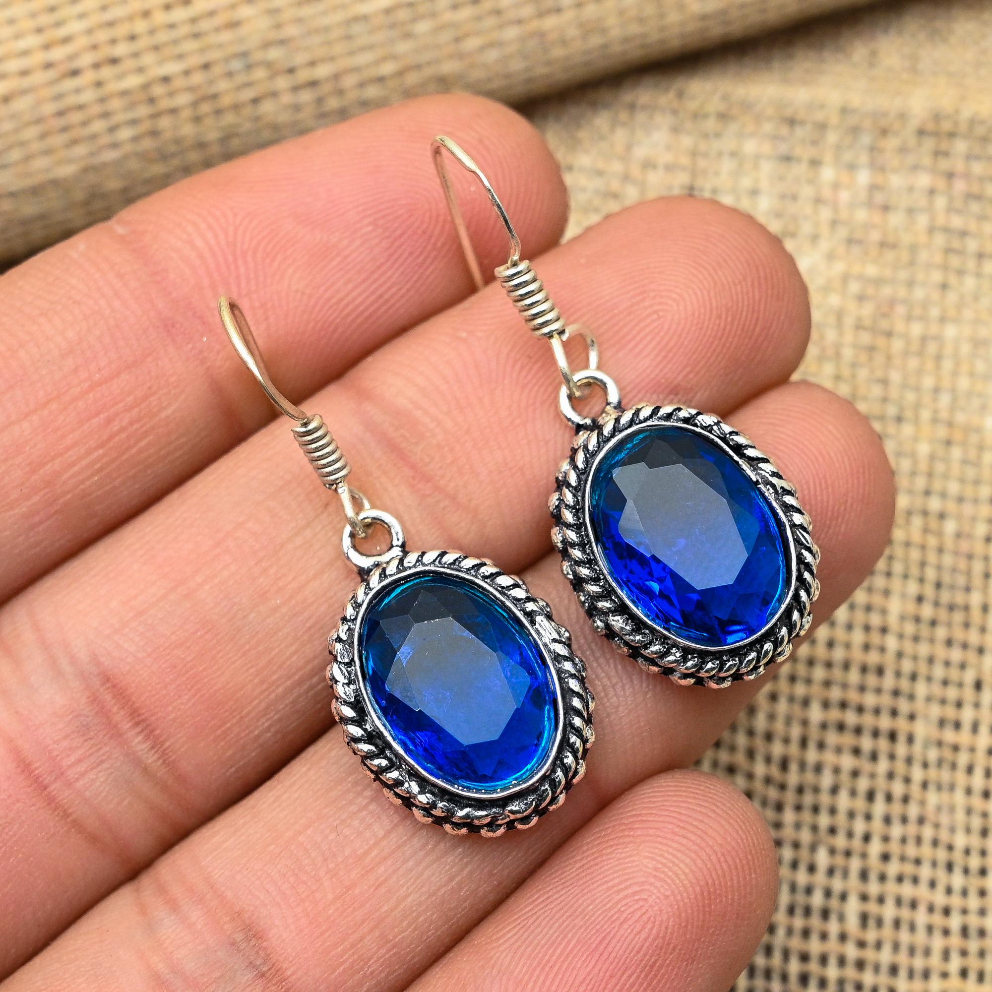 Ювелирные серьги ручной работы из чистого серебра 925 пробы с синим сапфиром, созданный в лаборатории драгоценный камень
Ювелирные серьги ручной работы из чистого серебра 925 пробы с синим сапфиром, созданный в лаборатории драгоценный камень