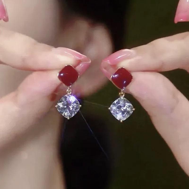 Серебряные серьги-гвоздики с красным камнем изысканные модные квадратные серьги с ярким бриллиантом новый простой дизайн персонализированные серьги
Серебряные серьги-гвоздики с красным камнем изысканные модные квадратные серьги с ярким бриллиантом новый простой дизайн персонализированные серьги