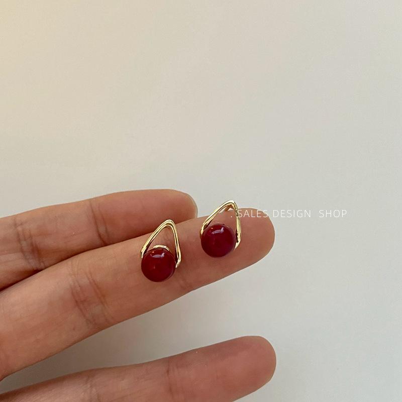 Dongdaemun Pearl Stud Earrings - Elegant, Versatile, Retro Design
Dongdaemun Pearl Stud Earrings - Elegant, Versatile, Retro Design