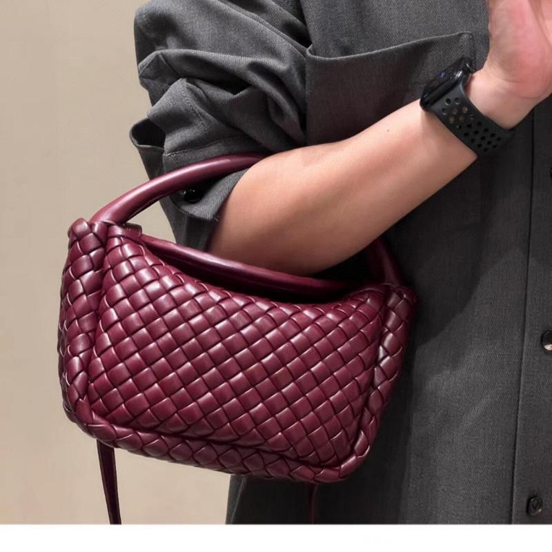 New leather woven lunch box bag, underarm bag, shoulder backpack, women s mini high-end fashion versatile handbag 25*14*8cm
New leather woven lunch box bag, underarm bag, shoulder backpack, women s mini high-end fashion versatile handbag 25*14*8cm
