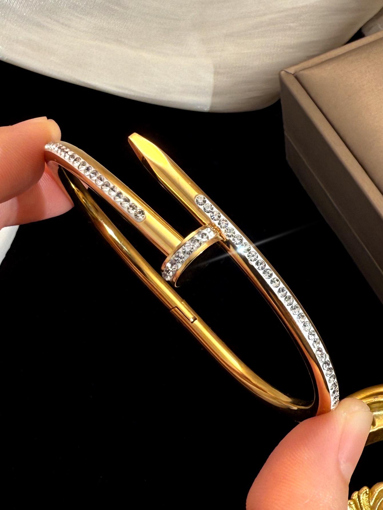 Жіночий титановий сталевий браслет-цвях - Нержавіюча, стійка до вицвітання біжутерія 18K Gold
Жіночий титановий сталевий браслет-цвях - Нержавіюча, стійка до вицвітання біжутерія 18K Gold