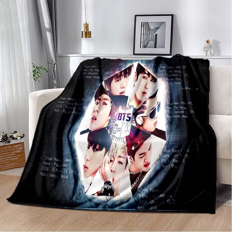 Найновіша K-pop ковдра з принтом Bangtan Boys, найновіша флісова плюшева ковдра, м яка тепла ковдра для дорослих та дітей, спальні, дивана, подарунок 75x90cm
Найновіша K-pop ковдра з принтом Bangtan Boys, найновіша флісова плюшева ковдра, м яка тепла ковдра для дорослих та дітей, спальні, дивана, подарунок 75x90cm