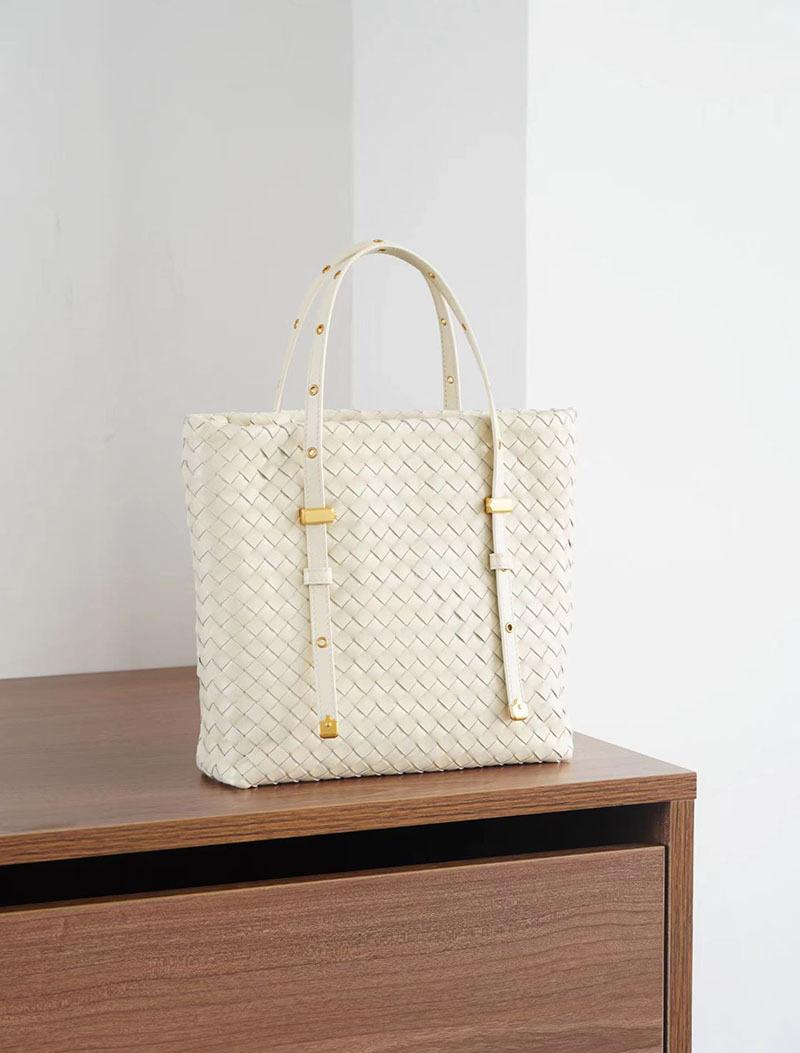 Haute Couture Sheepskin Hand-woven Tote Bag Commuting High-end Shoulder Handbag European and American Cross-border Women s Bag 24*22.5*6cm
Haute Couture Sheepskin Hand-woven Tote Bag Commuting High-end Shoulder Handbag European and American Cross-border Women s Bag 24*22.5*6cm