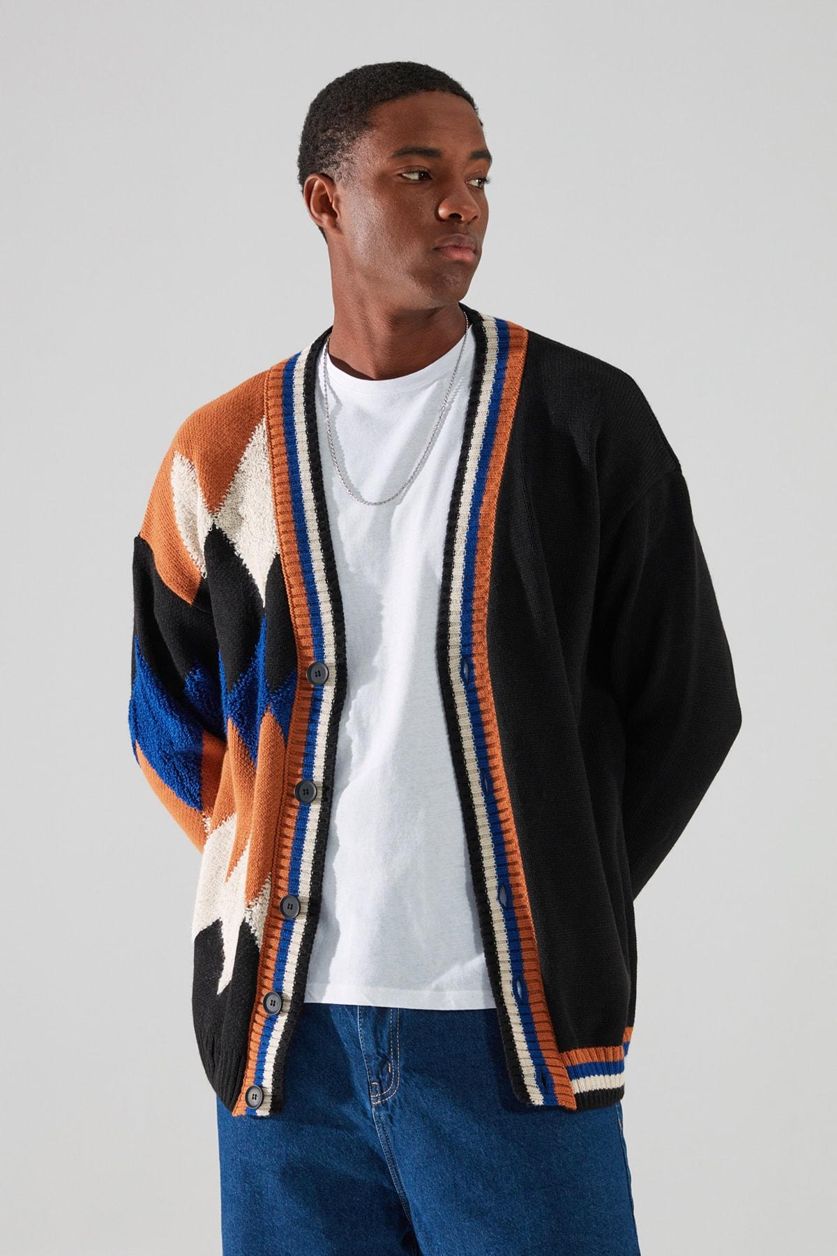 Черный мужской кардиган Oversize свободного кроя с детальным узором TMNAW22HI0483..
Черный мужской кардиган Oversize свободного кроя с детальным узором TMNAW22HI0483..