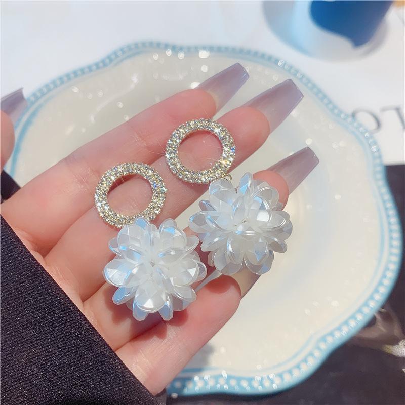 Korean Fashion White Petal Ball Earrings for Women Elegant Long Sweet Summer Pearl Rhinestone Flower Earrings Female Jewelry
Korean Fashion White Petal Ball Earrings for Women Elegant Long Sweet Summer Pearl Rhinestone Flower Earrings Female Jewelry