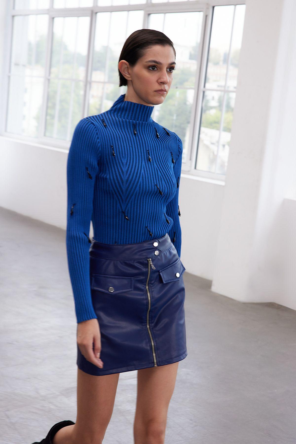 Women s Fashionable Stylish Sweater Limited Edition Indigo Stone Detailed High Collar Knitwear Sweater S
Women s Fashionable Stylish Sweater Limited Edition Indigo Stone Detailed High Collar Knitwear Sweater S
