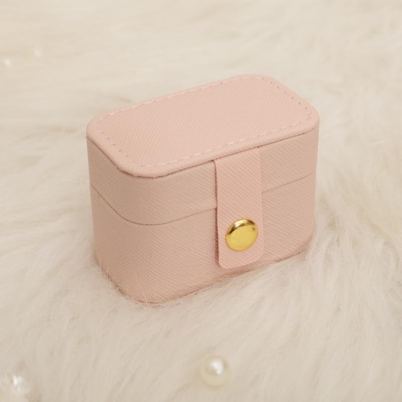 Мини Портативная Маленькая Сумка Для Хранения Ювелирных Изделий Дорожная Простая Кожаная Коробка Для Хранения Колец Ожерелья Серьги Органайзер Дисплей Подарочная Коробка розовый
Мини Портативная Маленькая Сумка Для Хранения Ювелирных Изделий Дорожная Простая Кожаная Коробка Для Хранения Колец Ожерелья Серьги Органайзер Дисплей Подарочная Коробка розовый