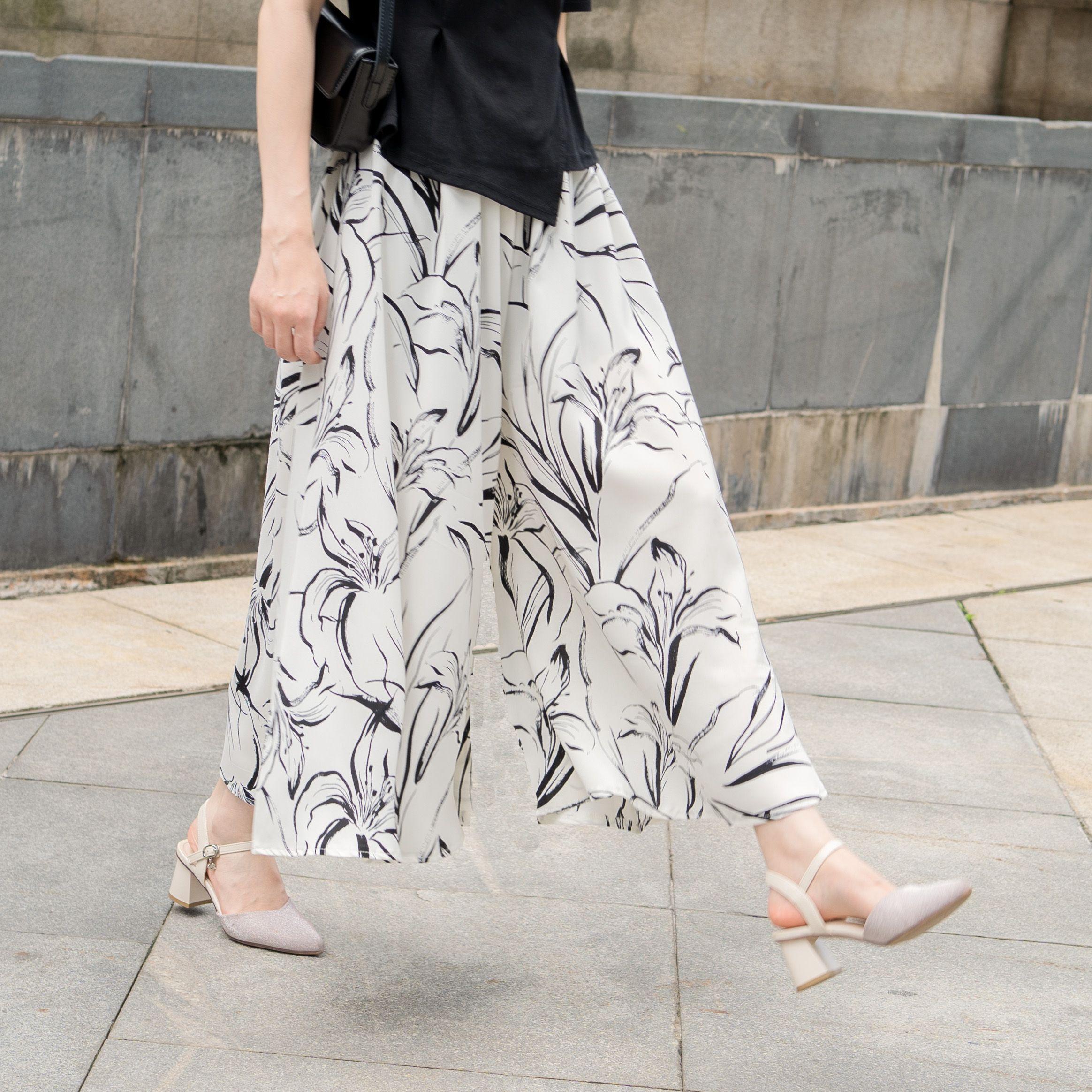 Крутые брюки-кюлоты из ледяного шелка, юбка, брюки с широкими штанинами, новая юбка с завышенной талией, ниспадающая, в стиле ретро, с принтом в виде чернил S белый
Крутые брюки-кюлоты из ледяного шелка, юбка, брюки с широкими штанинами, новая юбка с завышенной талией, ниспадающая, в стиле ретро, с принтом в виде чернил S белый