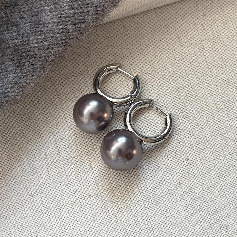 Retro Hong Kong style S home pearl ear buckle women s light luxury niche temperament high-end earrings French exquisite new ear jewelry
Retro Hong Kong style S home pearl ear buckle women s light luxury niche temperament high-end earrings French exquisite new ear jewelry