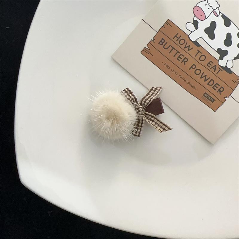 Autumn Winter New Butterfly Knot Hair Ball Plush Clip Temperament Cute Girl Niche Bangs Accessory Female
Autumn Winter New Butterfly Knot Hair Ball Plush Clip Temperament Cute Girl Niche Bangs Accessory Female