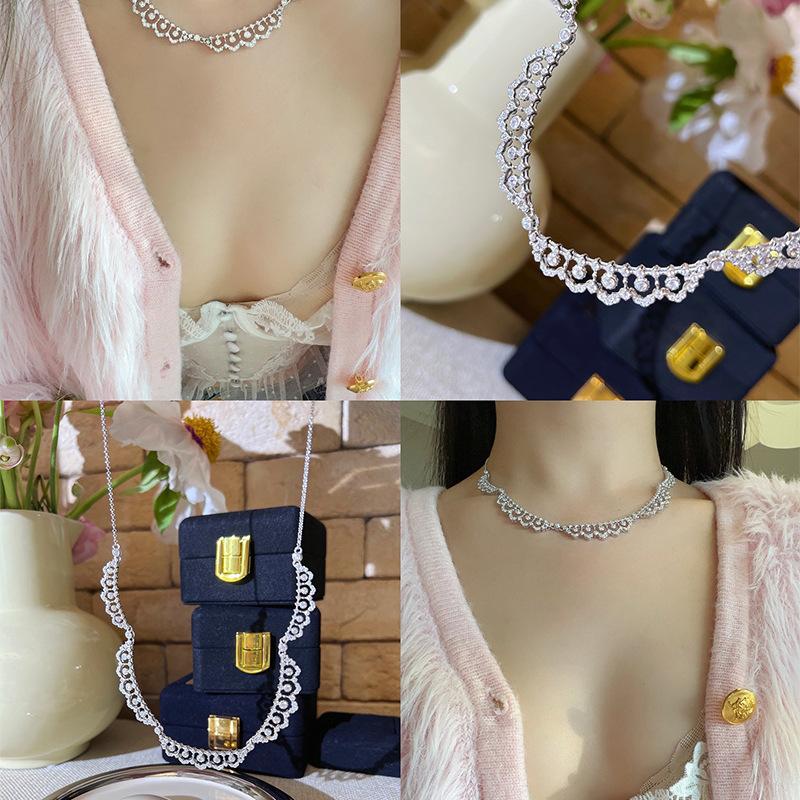 New high-end lace necklace fashion light luxury temperament neck chain collarbone chain Internet celebrity same item
New high-end lace necklace fashion light luxury temperament neck chain collarbone chain Internet celebrity same item