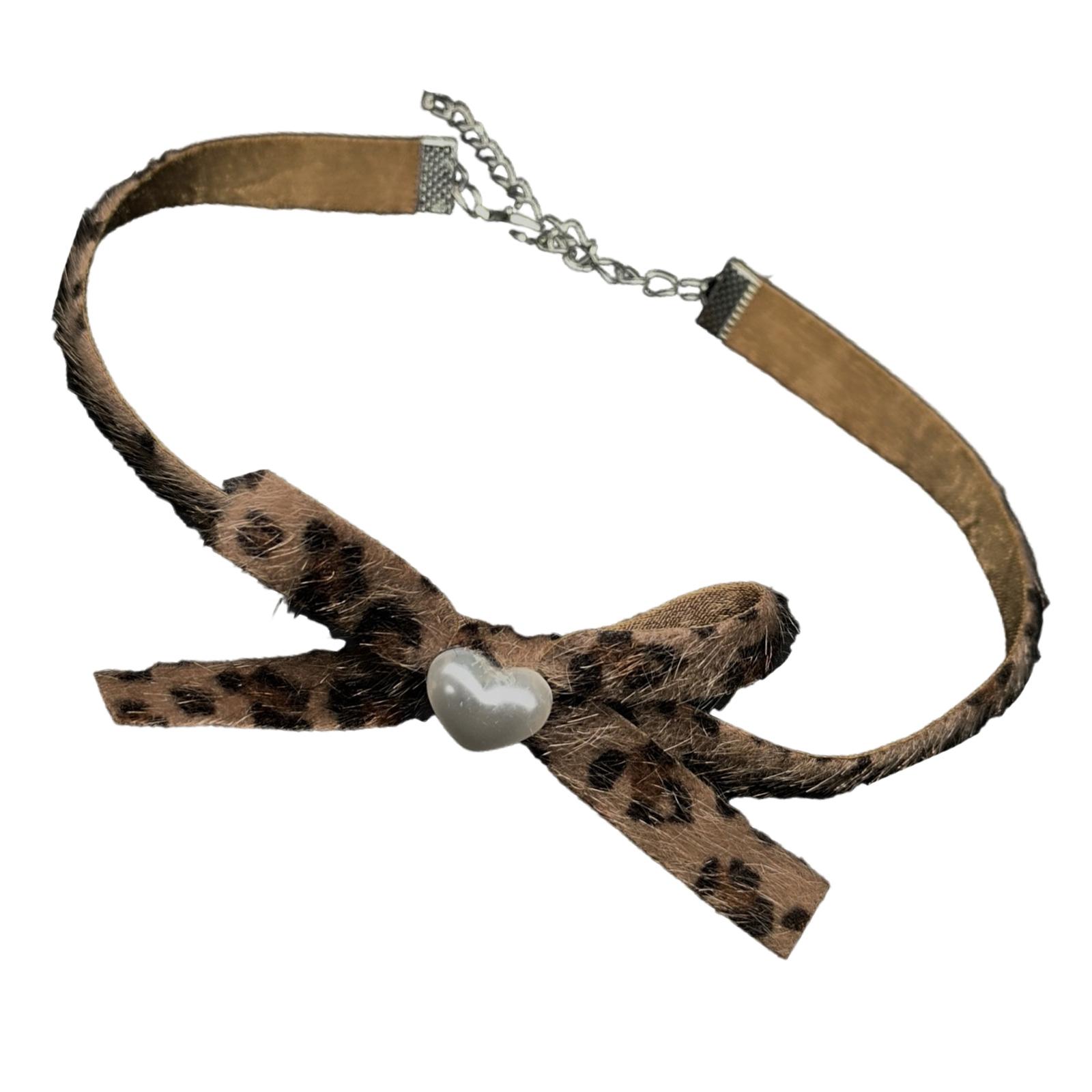 Ожерелье-чокер из бархата с ручным бантом и жемчугом в форме сердца, регулируемая длина, цепочка для ключицы, стильное бархатное колье, украшение для женщин разноцветный
Ожерелье-чокер из бархата с ручным бантом и жемчугом в форме сердца, регулируемая длина, цепочка для ключицы, стильное бархатное колье, украшение для женщин разноцветный